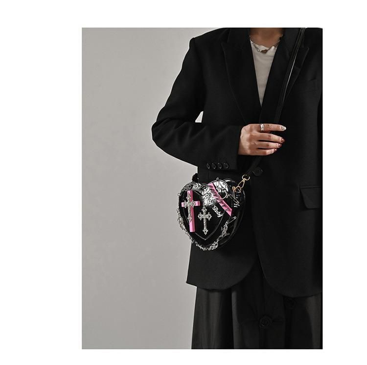 Borsa da donna gotica di nicchia 2024 New Cross Dark Hot Girl Borsa a forma di cuore Borsa a tracolla stile punk con rivetto personalizzato_voghion.com