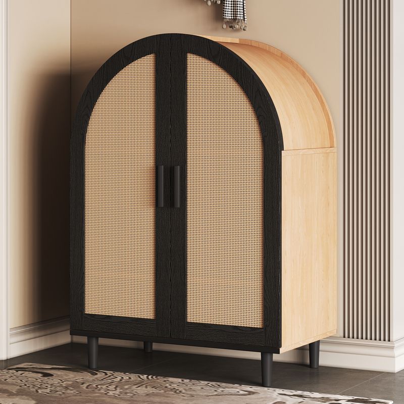 Buffet élégant aux bords arrondis, portes en rotin tressé et trois étagères pour le rangement du salon ou de l'entrée_voghion.com