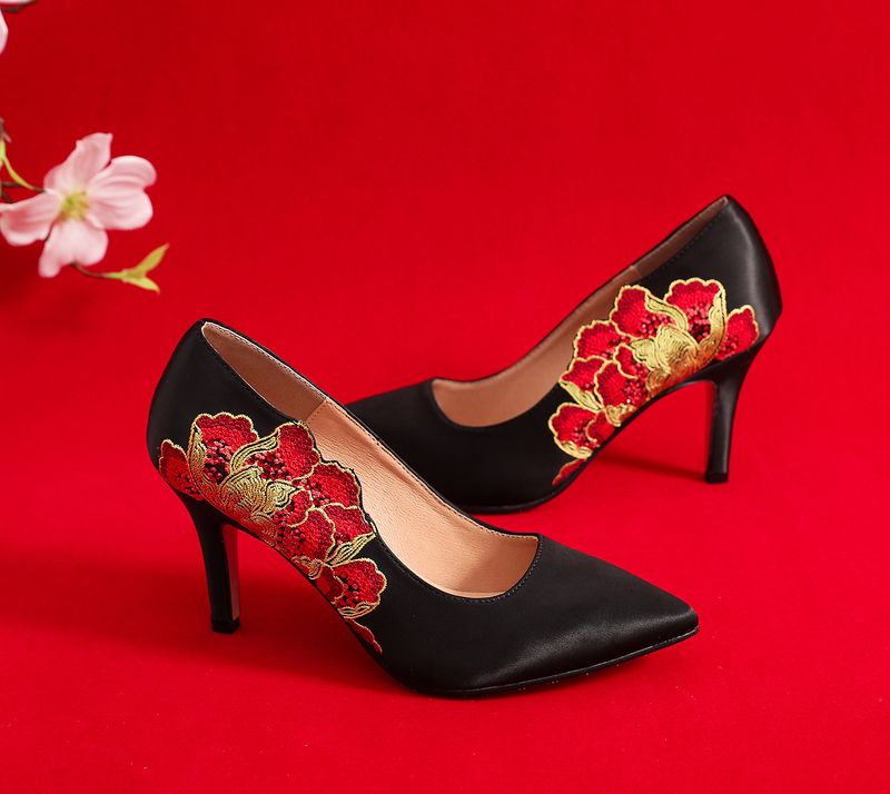 Hohe Brautschuhe mit einzelnen dünnen Absätzen, spitzen Zehen, Samen, bestickt mit zartem Gras, Stoffschuhe, Damenschuhe_voghion.com
