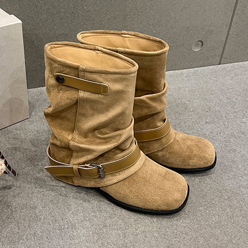 Gestapelte Damenstiefeletten aus schwarzem Wildleder bis zur Wadenmitte mit dicken Absätzen und dicken Sohlen._voghion.com