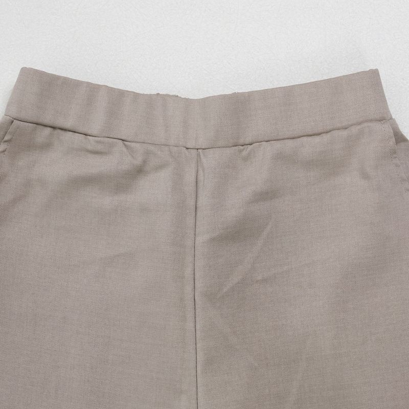 Completo da donna per il pendolarismo: camicetta con ampio risvolto e pantaloni con maniche a pieghe_voghion.com