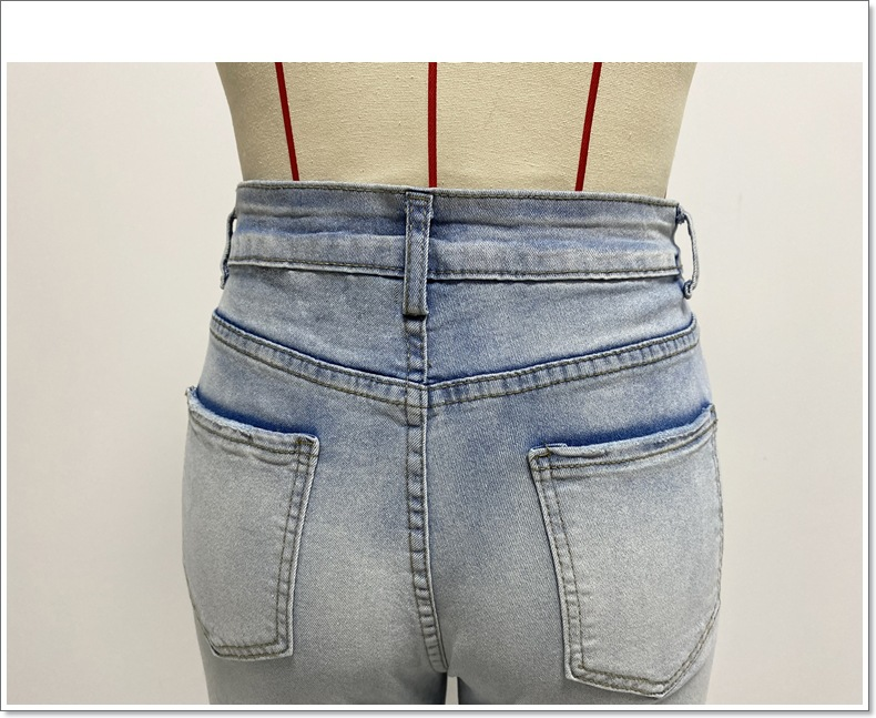 Jeans da donna a vita alta con gambe svasate con sollevamento dell'anca_voghion.com