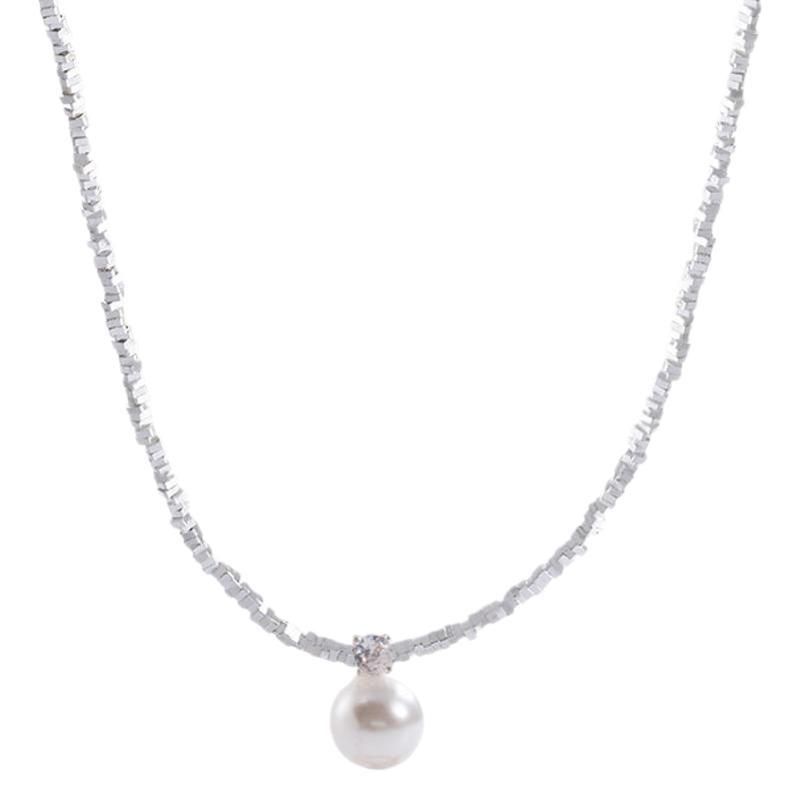 Elegante, leichte und luxuriöse Halskette mit gebrochenen silbernen Perlen im Nischendesign für Damen. Ein vielseitiges und beliebtes Schmuckstück, das das Schlüsselbein betont._voghion.com