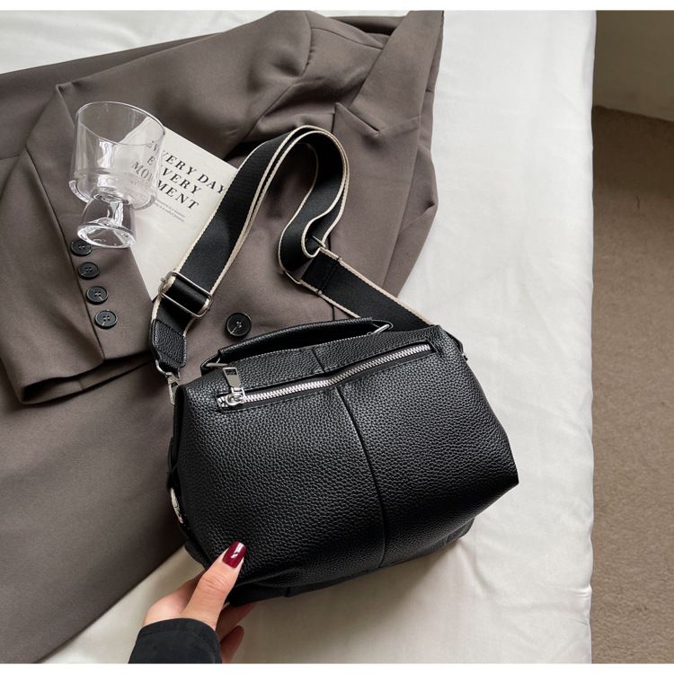 Fashionable pleated for women with multiple compartments, new personalized trendy crossbody bags, commuting casual_voghion.com