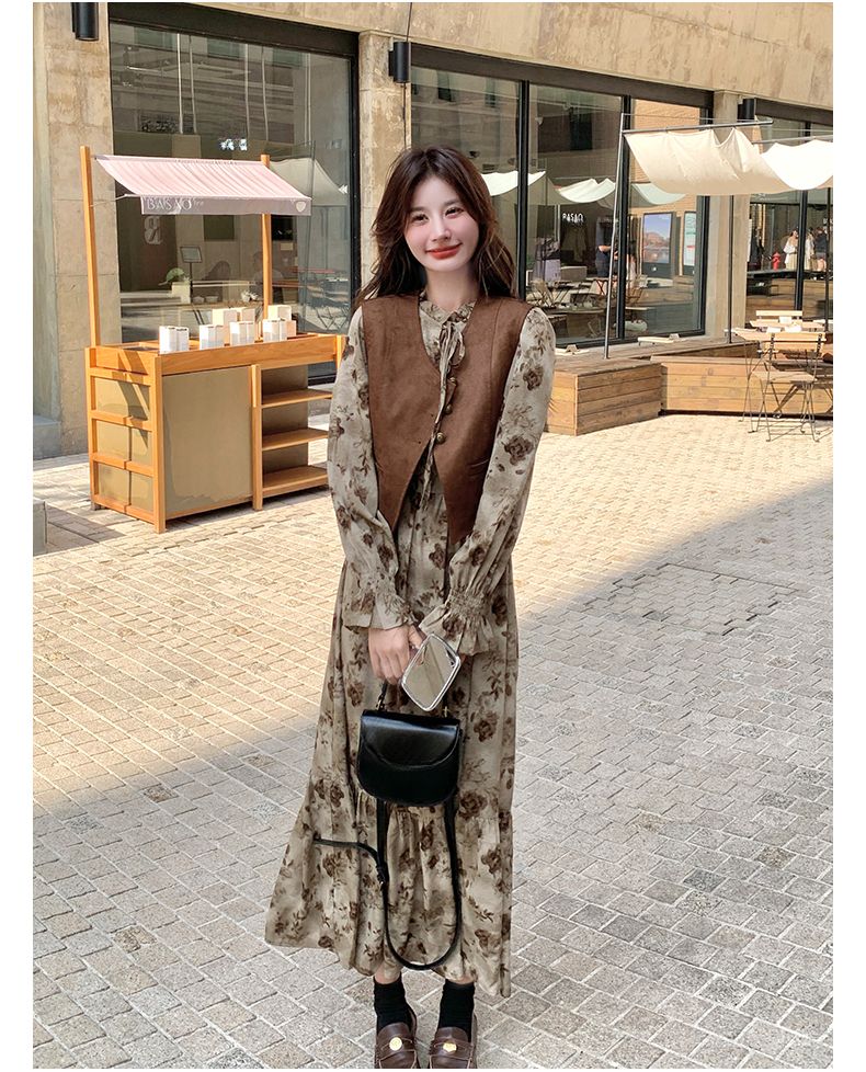 Tenue de début d'automne 2025, robe florale douce de style français, ensemble deux pièces avec gilet en daim Melad_voghion.com