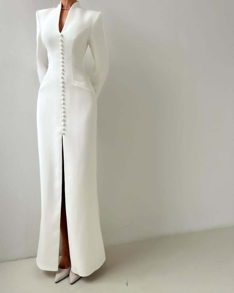 Vestido de mujer con hombreras y falda decorativa, cuello en V, cintura alta y ajustado._voghion.com