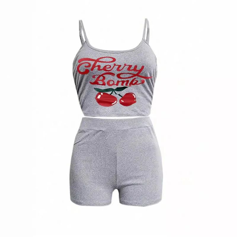 Completo estivo con pantaloncini e bretelle sexy da bellezza transfrontaliera_voghion.com