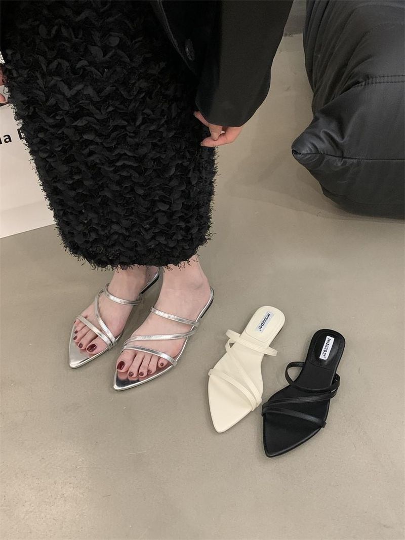 Sandali neri a nicchia piccoli per abbigliamento da esterno da donna, estate 2025, nuovi sandali con cinturino sottile, fondo piatto e punta in stile francese_voghion.com