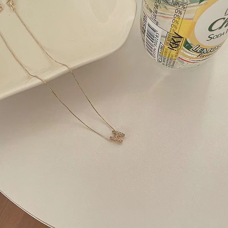 Collana di lusso leggera con design di nicchia coreano per donne, stile Ins, combinazione di perle, catena versatile per clavicola alla moda_voghion.com