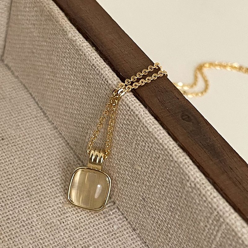 Collar cuadrado de acero de titanio con piedra de ojo de gato, artículo nuevo de 2025, cadena de clavícula ligera y lujosa, estilo nicho de alta gama._voghion.com
