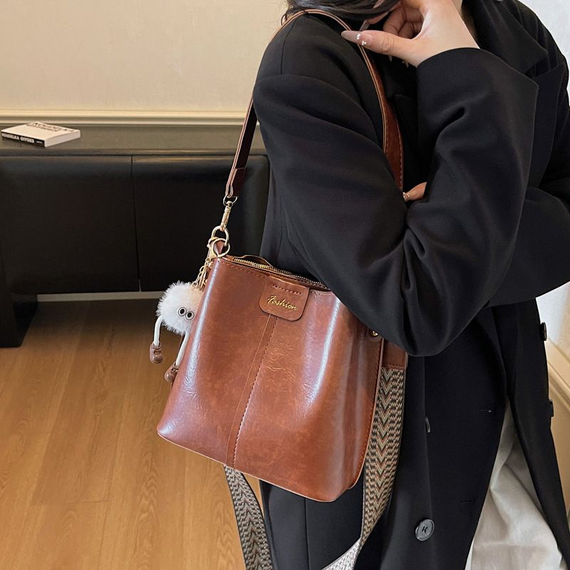 2025 New Korean Style High-End Versatile Bucket Autumn Winter Niche Design Wide Strap Crossbody Bag For Women_voghion.com