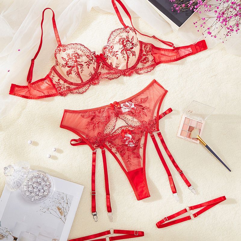 Lingerie intima da donna con ricamo, prospettiva tentatrice e tuta sexy cava_voghion.com