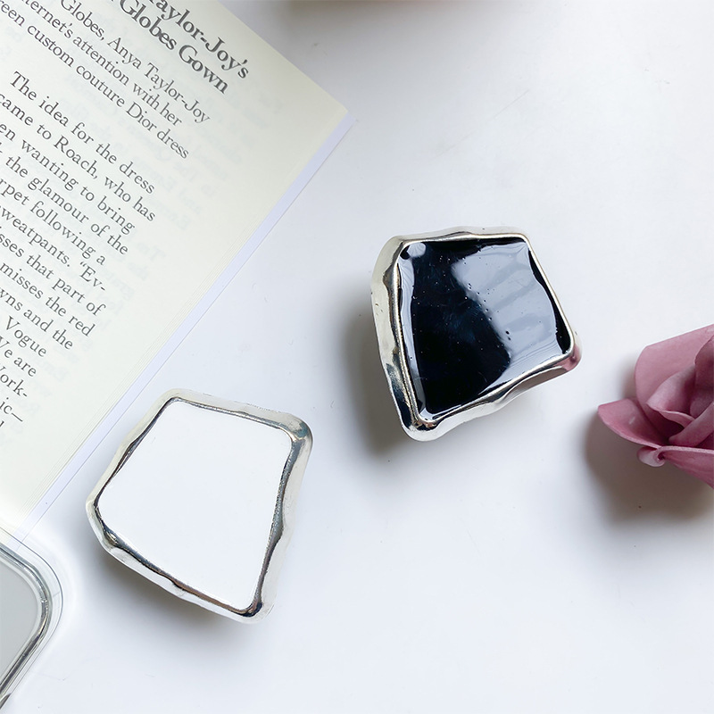Supporto da tavolo con cuscino d'aria in metallo elettroplaccato color cioccolato per airbag per telefono cellulare, anello blu Klein_voghion.com