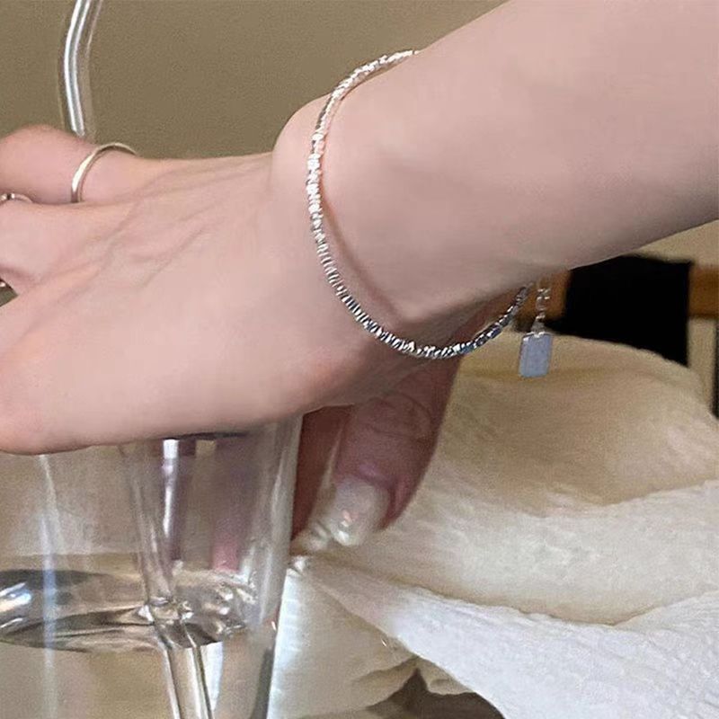 Pulseira feminina de prata quebrada delicada e pura, design minimalista de nicho, requintada e sofisticada, versátil e perfeita para_voghion.com