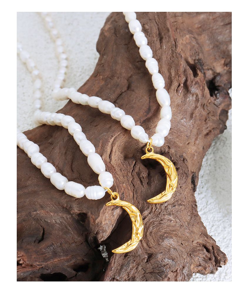 Französische Nischenpersönlichkeit Ins Cool Style Plissee Textur Mond Anhänger Schlüsselbeinkette Titanstahl Süßwasserperle_voghion.com