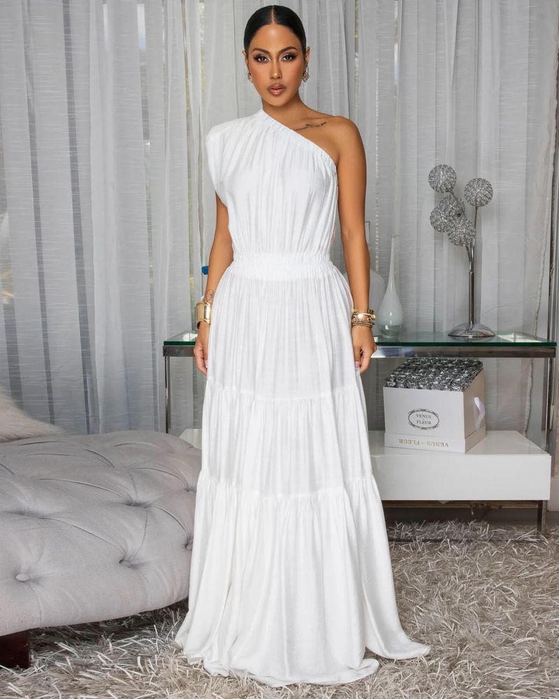 Abito elegante e comodo da donna con cuciture sulle spalle in tinta unita, nuovo stile per le vacanze al mare._voghion.com
