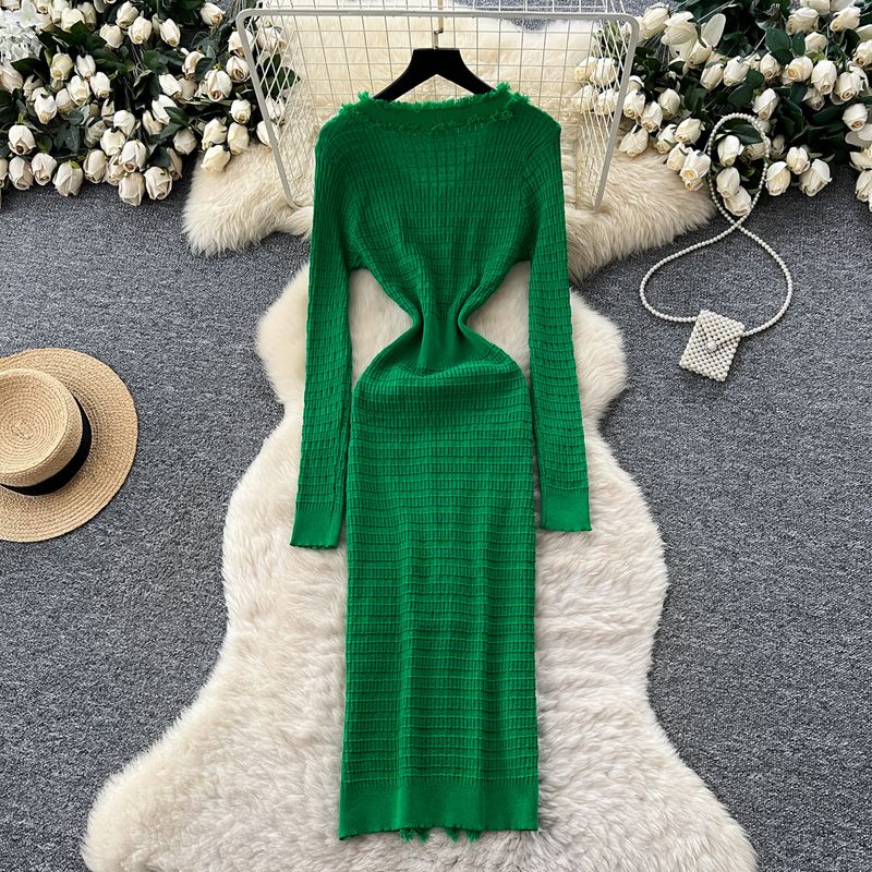 Robe élégante en maille à col en V et boutons métalliques qui définissent la taille - Robe mi-longue ajustée à ourlet fendu pour femme, indispensable pour la garde-robe d'automne_voghion.com