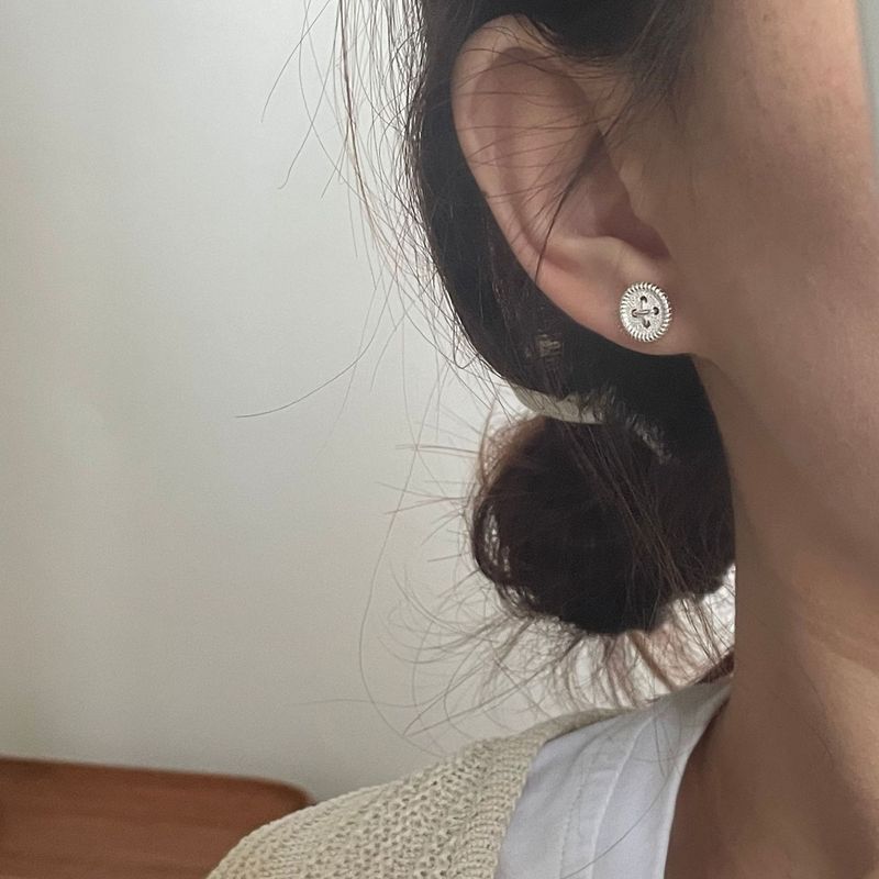Minimalist INS-Style Pure Silver Button Stud Earrings - Korean-Inspired Niche Design For Fashionable Versatility_voghion.com