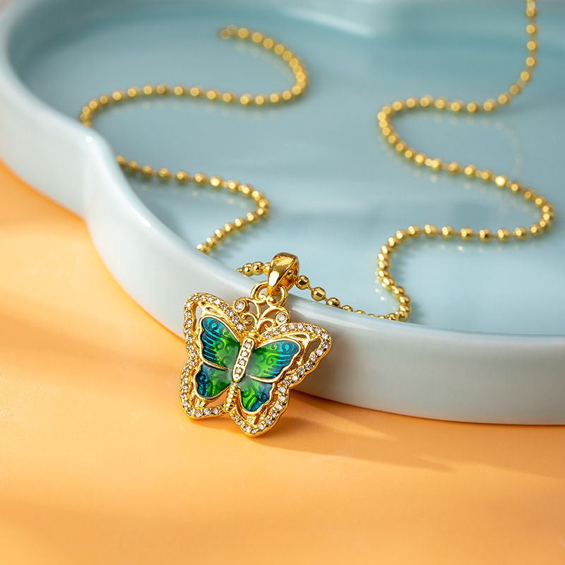 Collana con ciondolo in smalto color oro sabbia e farfalla verde sfumato, catena per clavicola in oro di lunga durata_voghion.com