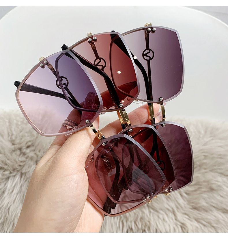 New frameless cut edge women's fashion, with a large metal frame and gradient purple light sunglasses for driving_voghion.com