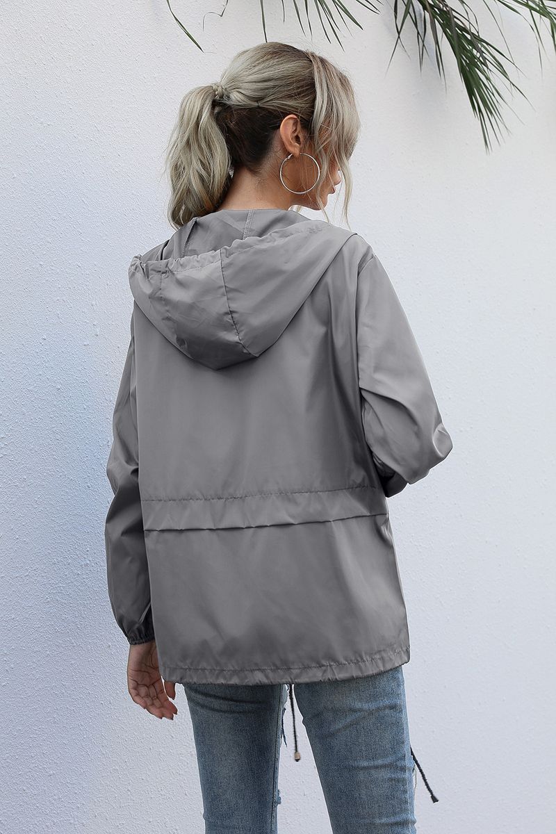 Chaqueta impermeable ligera con capucha y cremallera para mujer para senderismo al aire libre, disponible en stock_voghion.com