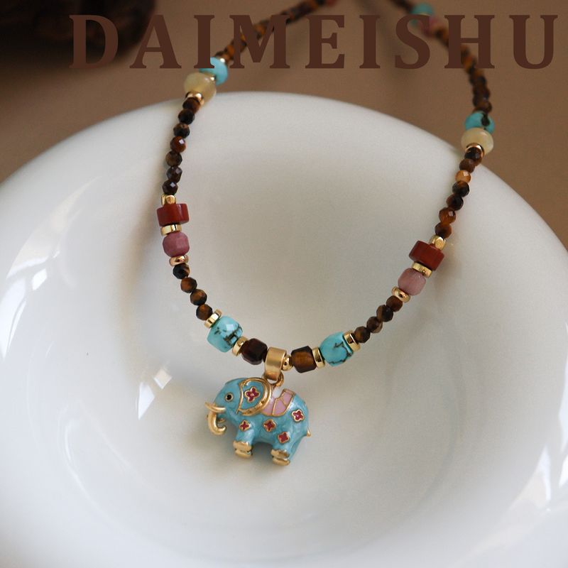 Halskette mit Elefantenanhänger im Öltropfen-Design für Damen – Tigerauge-Stein, Türkis- und Perlenakzente, leichter Luxus-Nischen-High-End-Stil_voghion.com