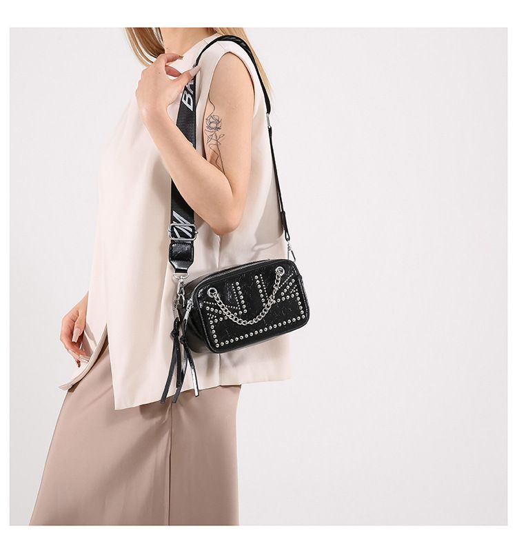 Sac à bandoulière à rivets personnalisé pour femme, nouvelle conception de niche d'été 2024, sac à bandoulière tendance_voghion.com