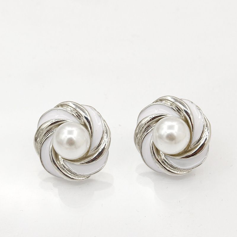 Orecchini di lusso francesi tempestati di diamanti per le donne con stile Instagram, con due orecchini di perle e un Internet alla moda_voghion.com