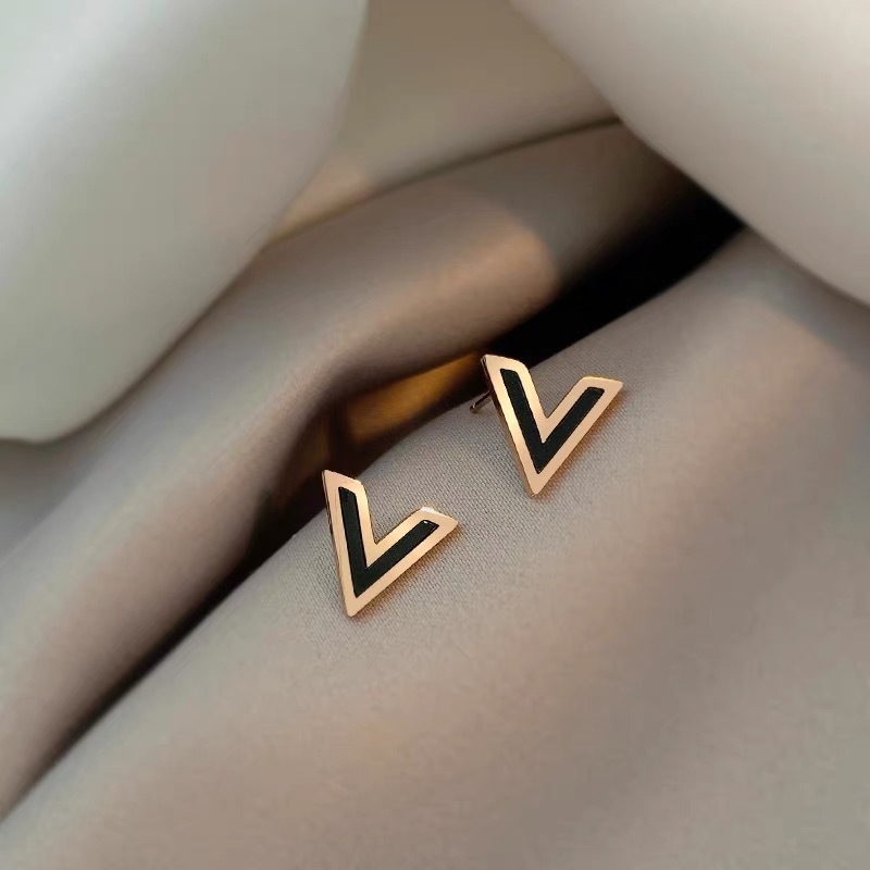 Brincos de aço titânio em forma de V personalidade para meninas temperamento ouro rosa brincos pequenos versáteis_voghion.com