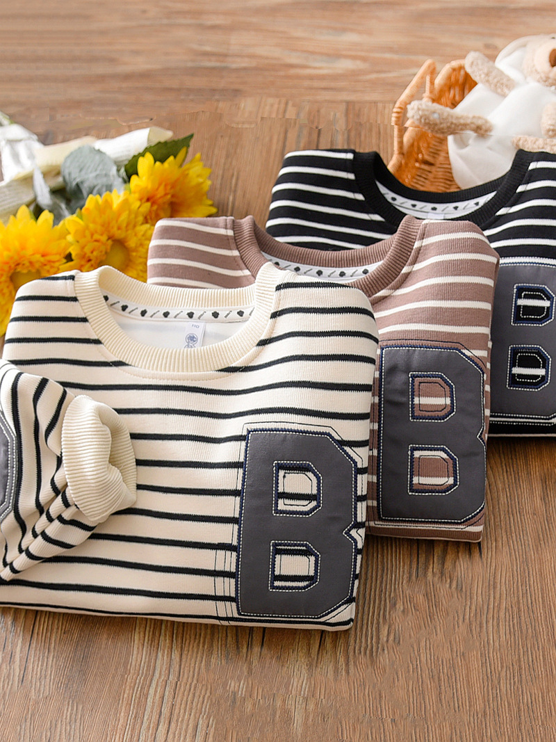 abbigliamento per bambini I bambini di taglia media e grande indossano una felpa con cappuccio sopra un top casual ed elegante a righe con lettere_voghion.com