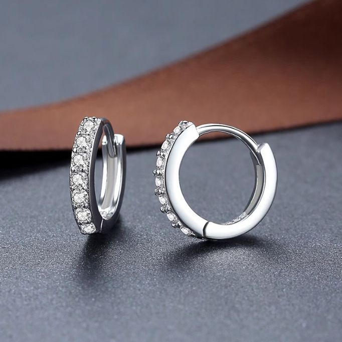 orecchini in zircone di nicchia in argento leggermente intarsiati con fibbie per orecchini di lusso leggere, temperamento versatile, orecchini avanzati, orecchini semplici e dal vento freddo_voghion.com