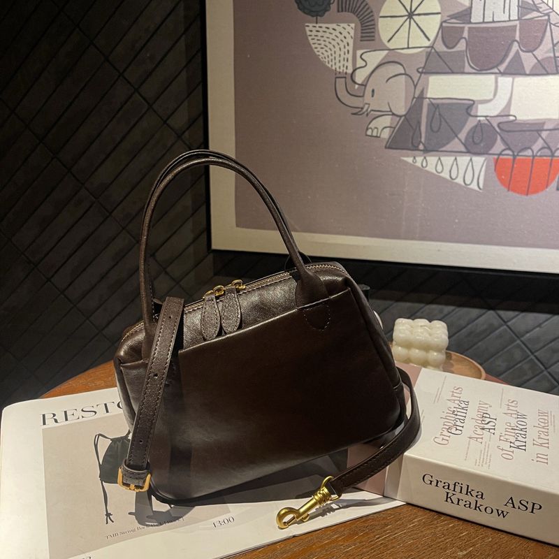 Borsa a tracolla versatile in vera pelle conciata al vegetale Boston, nuova moda 2025, da donna_voghion.com