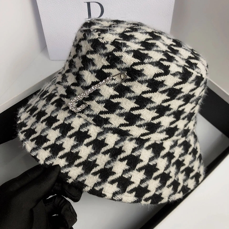 Cappello a secchiello in lana doppio autunno e inverno cappello a bacino vintage pied de poule cappello casual con spilla di strass di grande marca
_voghion.com