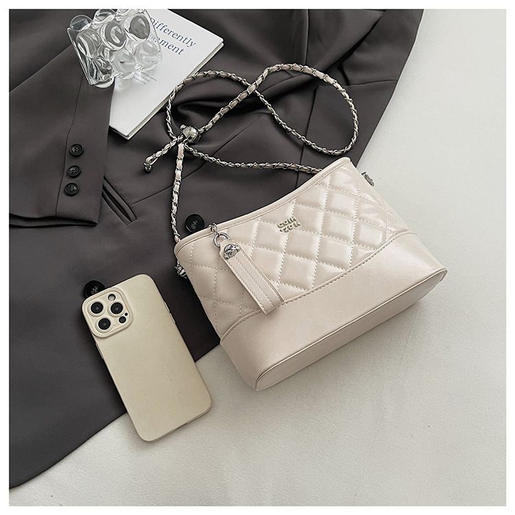 Borsa a tracolla piccola casual con trama semplice per donna, nuova e popolare borsa a secchiello con catena di diamanti, alla moda_voghion.com