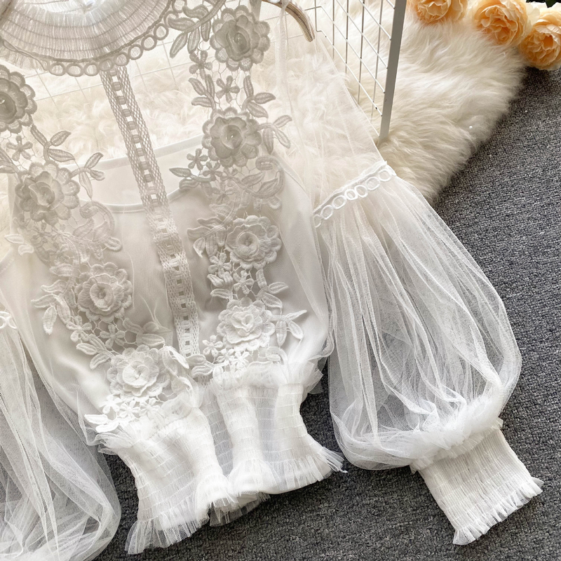 Women's three-dimensional flower collage see-through mesh lantern sleeve slim short top lace base blouse_voghion.com