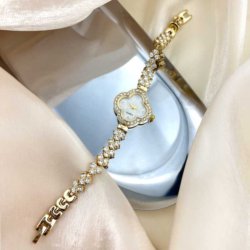 Fashionabla kvartsklocka med diamantinläggning med fyrklöver för kvinnor_voghion.com
