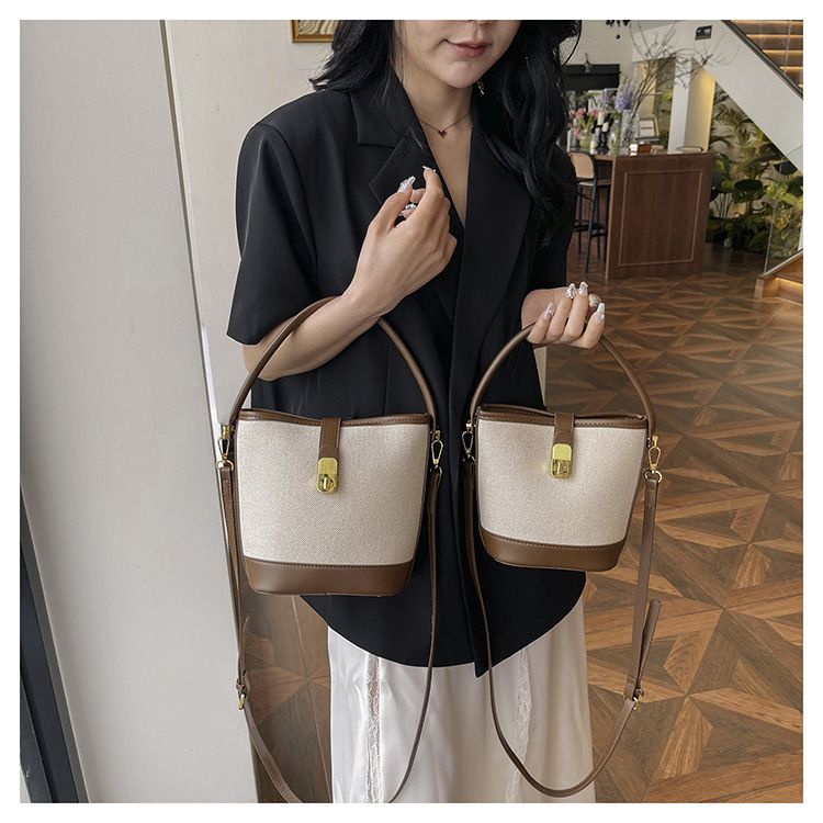 2024 nieuwe tas dames trendy en modieuze draagbare emmertas met klein ontwerp contrasterende kleur splitsen enkele schouder crossbody tas_voghion.com