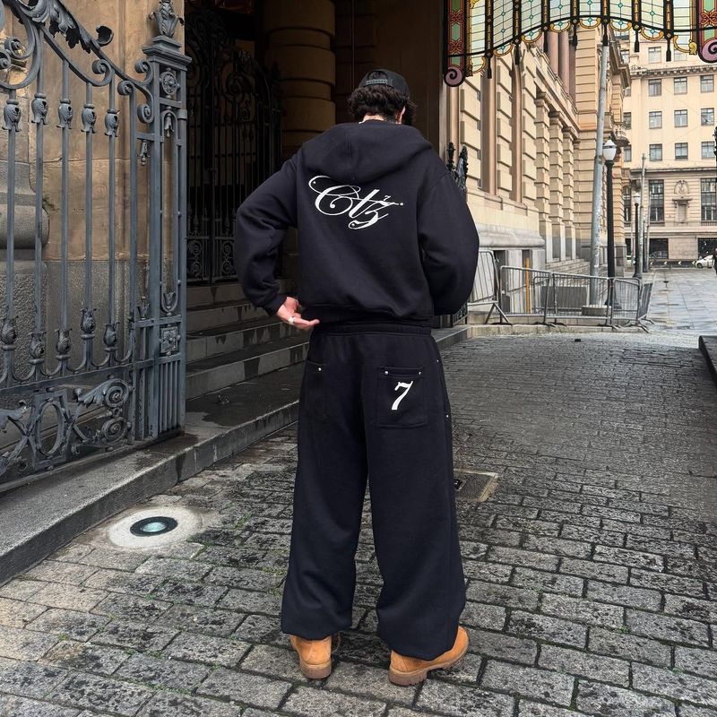 Completo streetwear con felpa con cappuccio e jogger - Felpa con cappuccio foderata in pile con cerniera in stile hip hop americano, stampa grafica e pantaloni coordinati_voghion.com