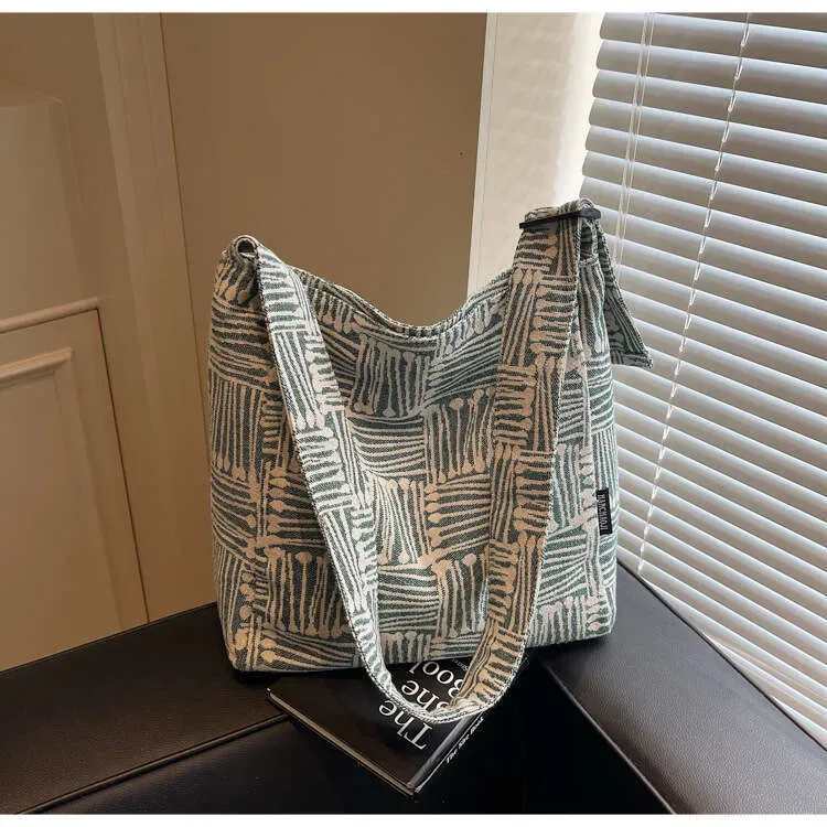 Farblich gestreifte, strukturierte Schultertasche aus Webstoff für Studentinnen – lässig und einfach für den Sommer._voghion.com