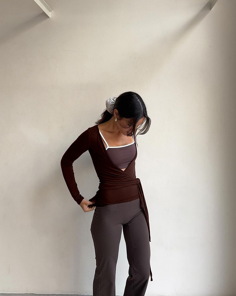 Langarm-Oberteil mit V-Ausschnitt und Wickeloptik – Dehnbare und stylische Bluse fürs Training und die Arbeit (S/M/L, Weiß/Pink/Khaki/Braun, Herbstkollektion)_voghion.com