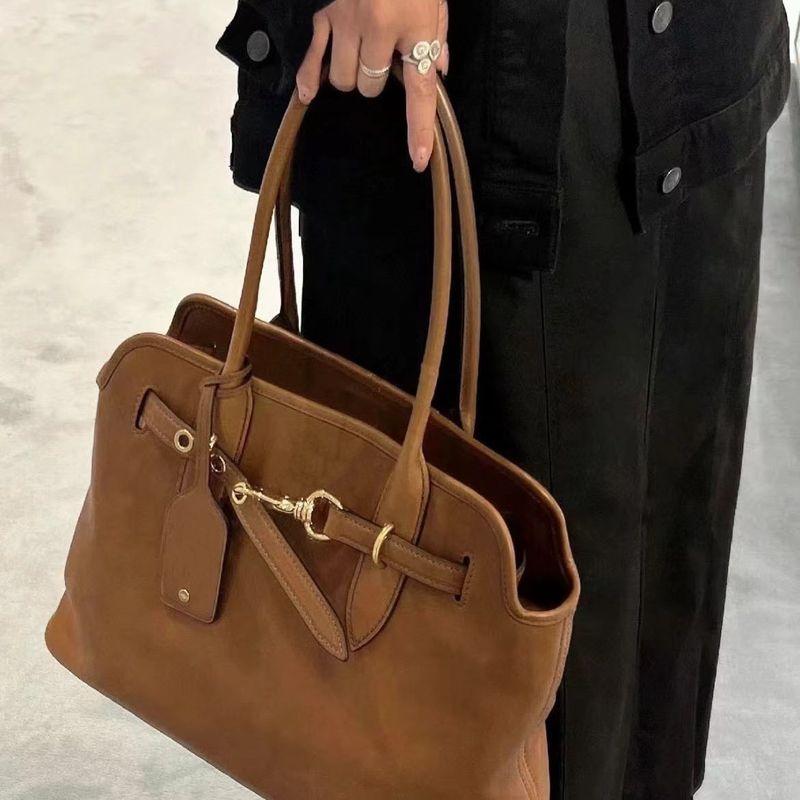 Nuova borsa a mano vintage di grande capacità, alla moda, in morbida pelle, con una spalla e una cartella sotto l'ascella._voghion.com