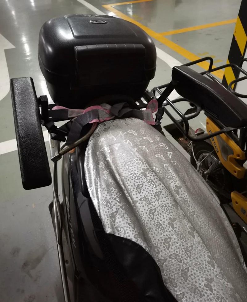 VB7 Sedile posteriore per motocicletta Accessori modificati Veicolo elettrico Bracciolo universale per bambini Pieghevole addensato_voghion.com