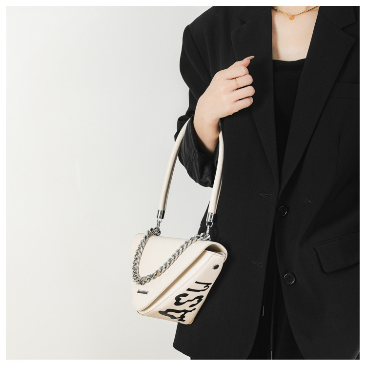2023 Borsa a tracolla singola da donna nuovissima personalizzata con lettera alla moda Triangolo a forma di strada per ragazza piccante_voghion.com