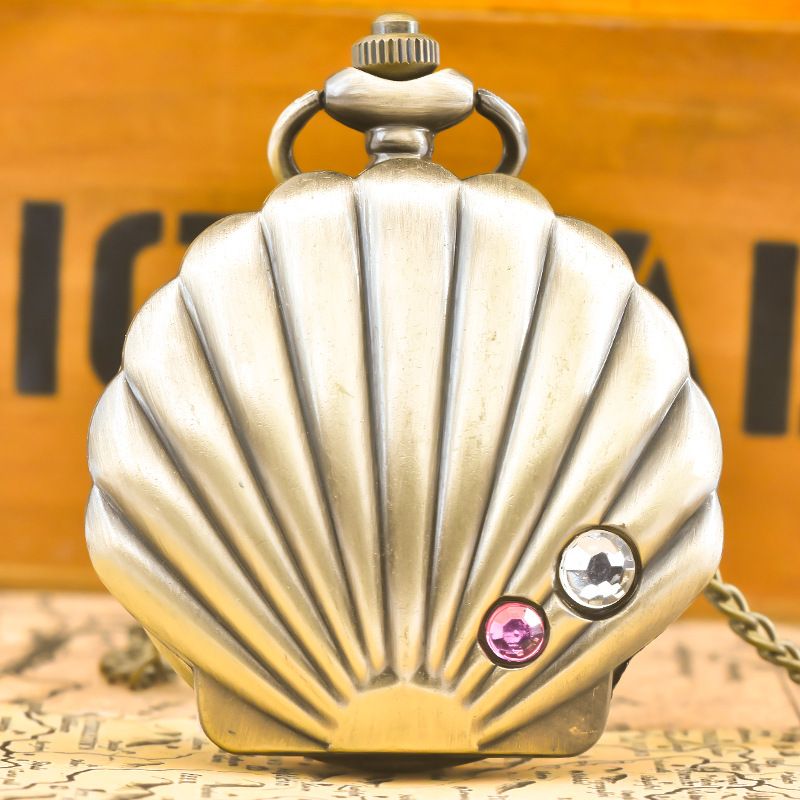 Orologio da tasca classico, grande e unico, con custodia a conchiglia tempestata di diamanti_voghion.com